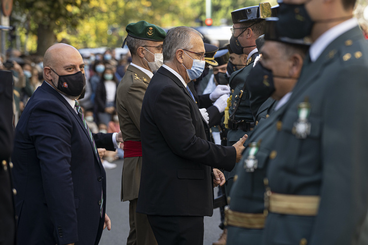 El alcalde de Iruñea, Enrique Maya, agasaja a la Guardia Civil el Día de la Hispanidad de 2021.