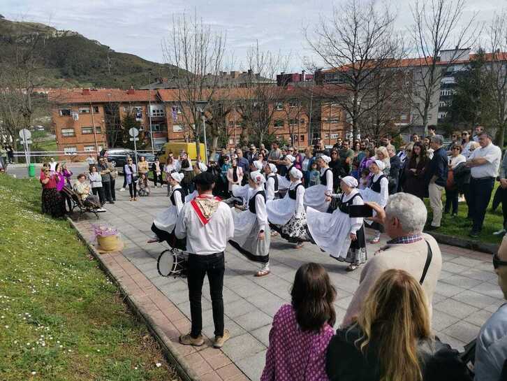 Omenaldian aurreskua dantzatu diete hildako emakumeei.