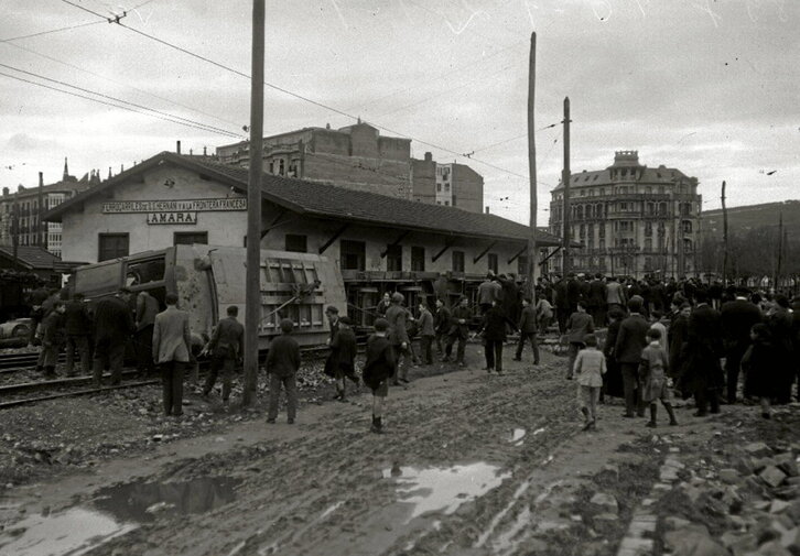 1916ko Donostiako lehen greba orokorreko momentu batzuk: iraulitako tranbiak, elkarretaratzeak eta istiluak.