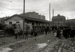 1916ko Donostiako lehen greba orokorreko momentu batzuk: iraulitako tranbiak, elkarretaratzeak eta istiluak.