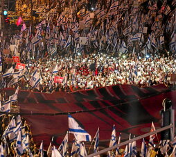 Masiva protesta de Tel Aviv con mujeres vestidas como en “El cuento de la criada”.