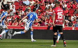 Carlos Fernández celebra su segundo gol como realista casi dos años después del primero con una grave lesión entre medias.