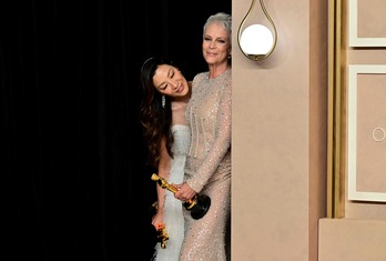 La actriz Michelle Yeoh, a la izquierda, con la también premiada Jamie Lee Curtis.