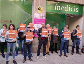 Protesta de la Carta de Derechos Sociales para denunciar las privatizaciones en la sanidad navarra.