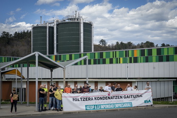 Concentración del sindicato ELA ante la planta de Zubieta.