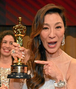 Michelle Yeoh, primera asiática en recibir el Óscar a Mejor Actriz, posa con la estatuilla.