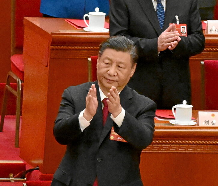 Xi Jinping aplaude tras la sesión de clausura de la Asamblea Nacional Popular.