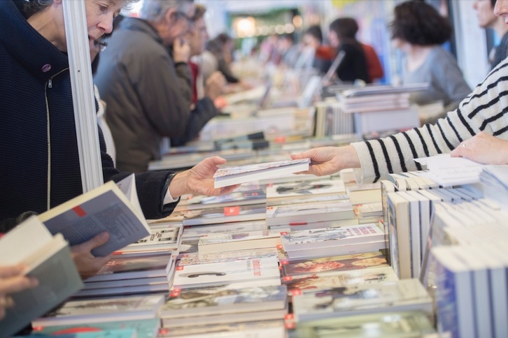 Idazle eta irakurle euskaldunen topagunea izatea du helburu Paperjale egitasmoak.