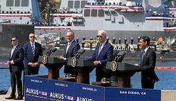 Anthony Albanese,  Joe Biden y Rishi Sunak, en la base naval de Point Loma en San Diego, California.