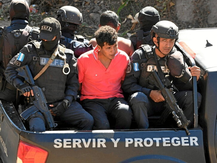 La Policía Nacional traslada a dos supuestos pandilleros.