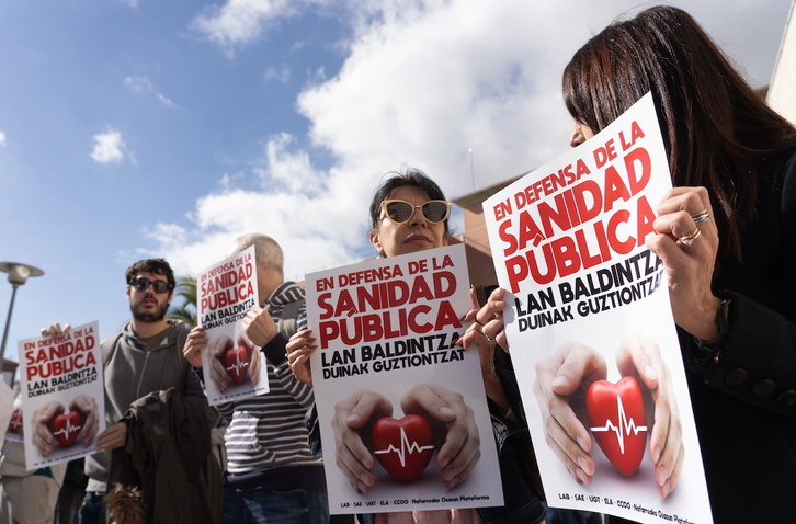 Concentración de trabajadores de Osasunbidea ante el Centro de Consultas Príncipe de Viana.