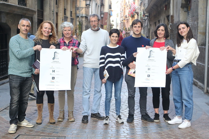 Julen Garate, Amaia Hennebutte, Joxepa Madariaga, Ladix Arrosagaray, Itziar Iruretagoiena, Xabier Ezponda, Elurre Iriarte eta Ane Legarreta Méndez egon dira aurkezpenean.