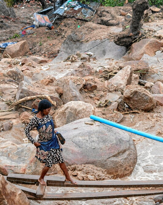 Una mujer cruza un improvisado puente en Blantyre.