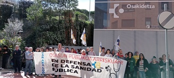 Concentración ante el centro de salud de Rontegi, en Barakaldo.