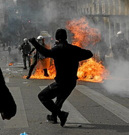 Carga policial y cócteles molotov en Atenas.