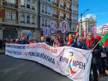 Cabeza de la manifestación de pensionistas de Bilbo para exigir los 1.080 euros.