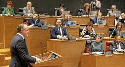 Javier Esparza (UPN) ante la bancada del PSN y de EH Bildu, en un pleno de noviembre.