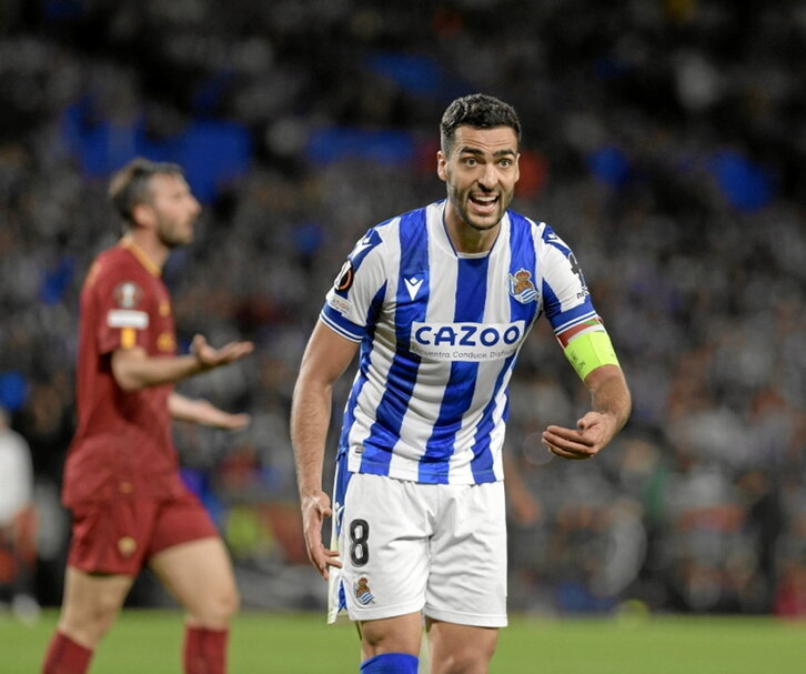 Mikel Merino causa baja hoy por sanción.