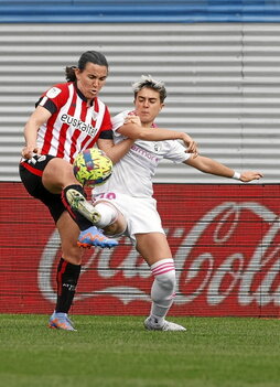 Eunate y Lucía Pardo en pugna por el balón.