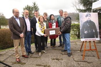 Los familiares de Pedro Asua posan con los restos del miliciano.