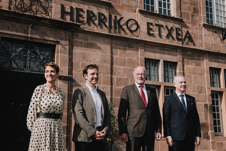 María Chivite, Alain Rousset e Iñigo Urkullu posan junto al alcalde de Donibane Garazi, Laurent Inchauspe.