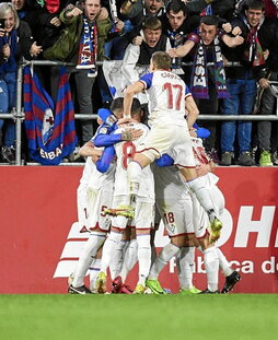 Los armeros se abrazan tras el gol de Bautista.