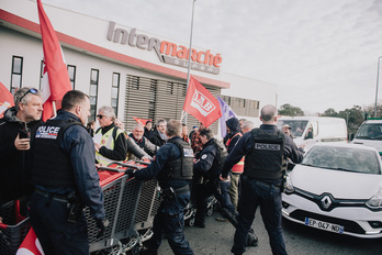 Forcejeo entre activistas y policías, esta mañana, en Bidarte.