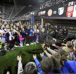 Sophia Smith salta al campo en los prolegómenos de la última final de la NWSL.