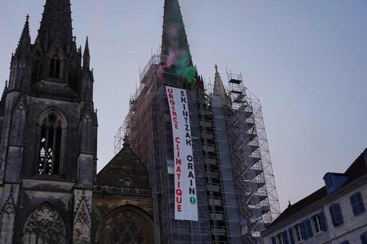 Mensaje de Bizi! desde la catedral de Baiona.