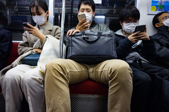 ‘Manspreading’-aren adibidea metro batean. 