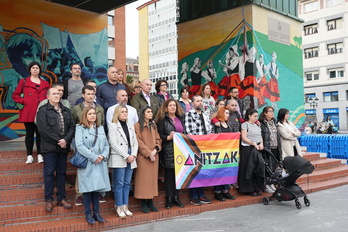 Concentración en la Herriko Plaza de Barakaldo para denunciar la agresión sexual a un hombre.