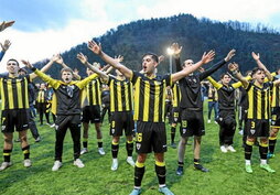 Los jugadores del Barakaldo celebraron con los aficionados el ascenso a Segunda Federación tras ganar el pasado sábado al Anaitasuna en Azkoitia.