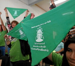 Mujeres siguen las audiencias en la Facultad de Jurisprudencia de la Universidad de El Salvador.