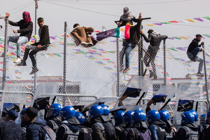 Percibida como una provocación, la presencia de la Policía turca en el recinto de Newroz provocó la ira de los kurdos.