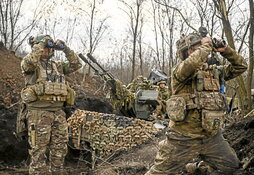 Soldados ucranianos, junto a un arma antiaérea en el frente de Bajmut.