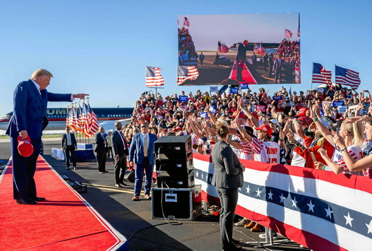 Donald Trump AEBetako presidente ohia, Wacoko aireportura iristean.