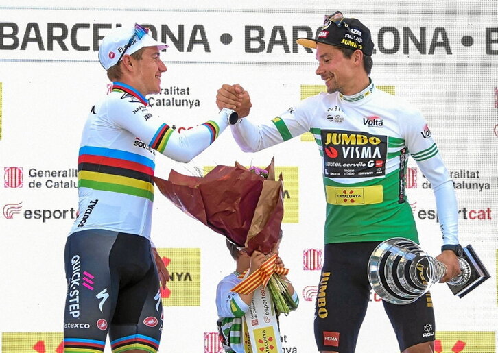 Evenepoel eta Roglic, Voltako podiumean agurtzen.