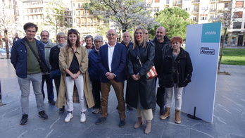 Representantes de EH Bildu de Donostia, en el barrio de Gros. 