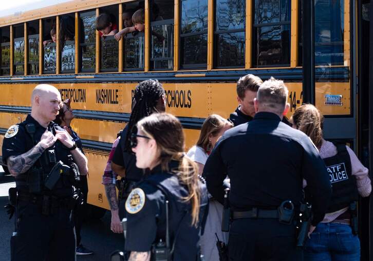 Policías desplegados en las inmediaciones del centro educativo atacado. 