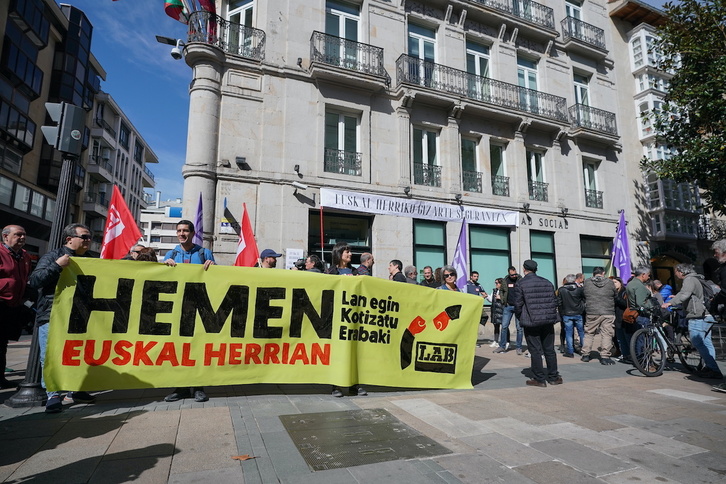 Protesta de LAB ante la sede de la Seguridad Social en Gasteiz.