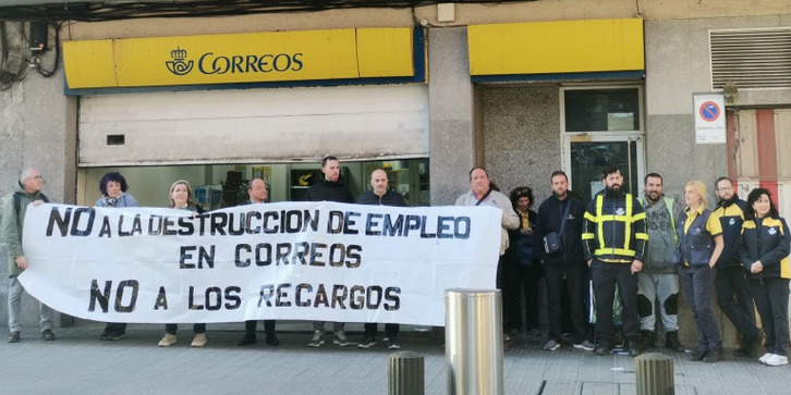 Movilización de los trabajadores de Correos de Bizkaia.