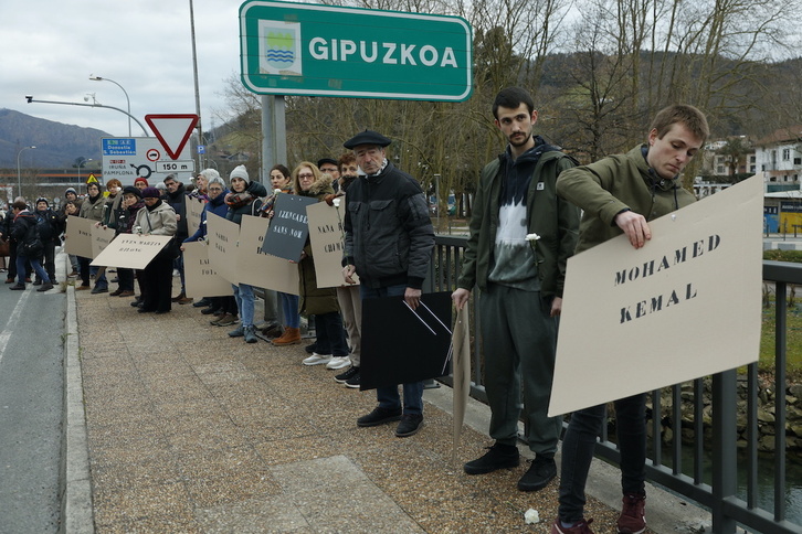 Recuerdo a los fallecidos en el Bidasoa, en una protesta de colectivos de apoyo a migrantes.