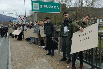 Recuerdo a los fallecidos en el Bidasoa, en una protesta de colectivos de apoyo a migrantes.