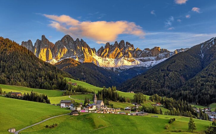 Santa Maddalena, un pueblo con hermosas vistas a las Dolomitas, las montañas que se pueden ver al  fondo, ubicado en el valle de Val di Funes, en la región de Trentino-Alto Adige.   Fotografía: Getty