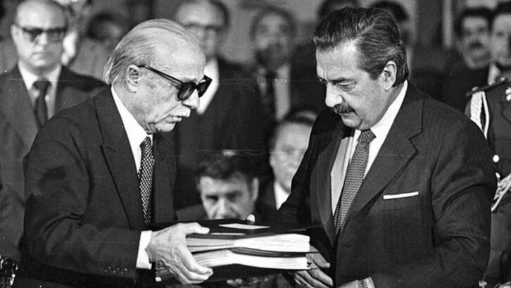 Raul Alfonsin Argentinako presidentea, Videlaren diktaduraren giza eskubideen urraketak jasotzen zituen ‘Nunca más’ txostena jasotzen. 