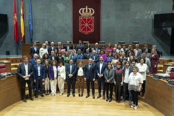 Foto de familia de los y las parlamentarias navarras.