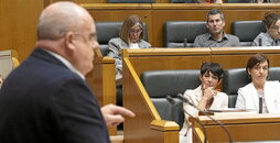 Joseba Egibar interviene ante las miradas de Arkaitz Rodriguez, que negoció el acuerdo, y Maddalen Iriarte que lo defendió. La iniciativa enfrentó a Miren Gorrotxategi y Txarli Prieto.