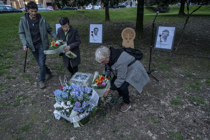 Familiares de las víctimas de Pasaia, en el acto de aniversario de la semana pasada.