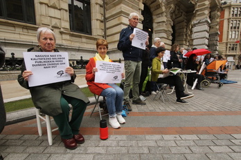 Una cola frente a la Diputación de Bizkaia ha dneunciado el «desmantelamiento y la privatización» de los servicios públicos.