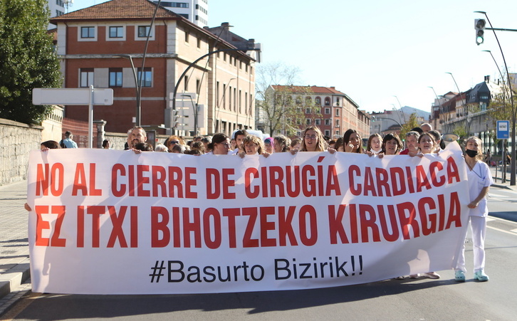 Una de las protestas contra el traslado del servicio, en Basurto.